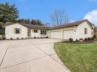 1317 Lake Valley Dr, Fenton, MI 48430