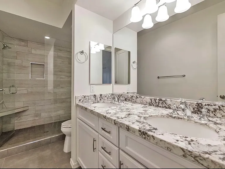 421 W 6th St #1016 — Photo 13
