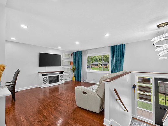 4th image of 535 Edgemont Ln
