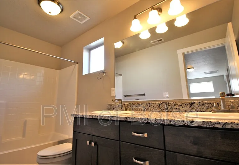 2080 S Hills Ave — Photo 20