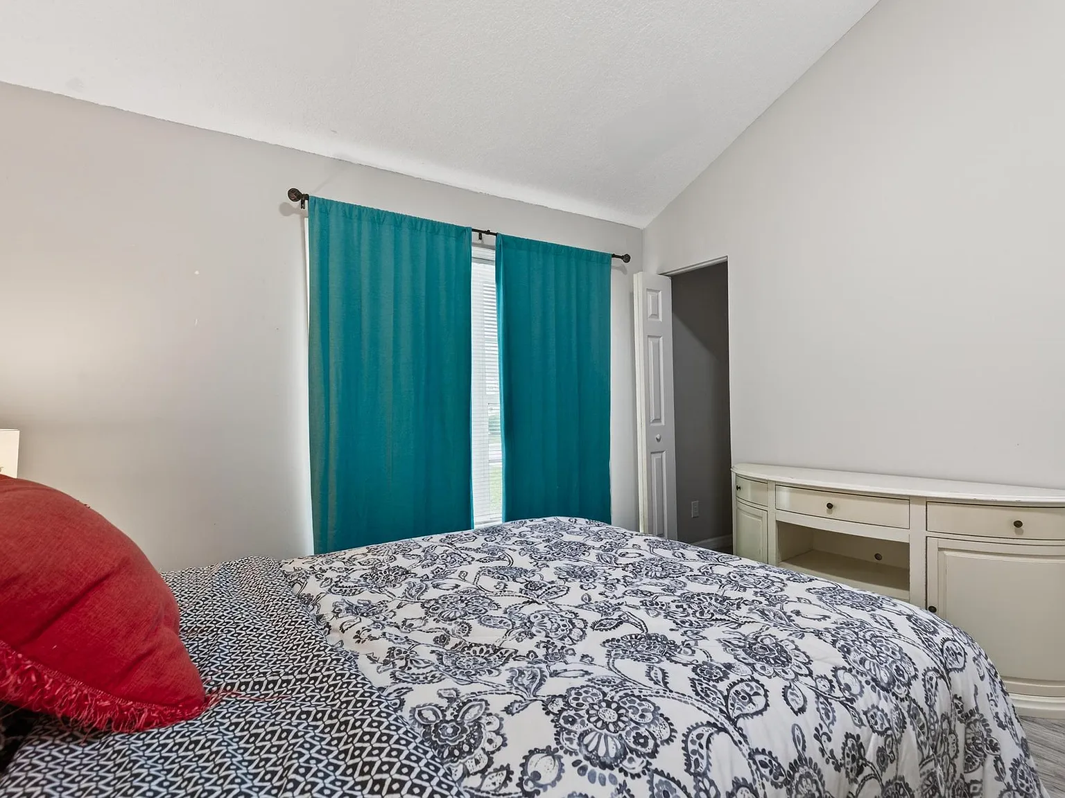 4 bed, 2.5 bath, 2264 sqft, $1,009 — Photo 2