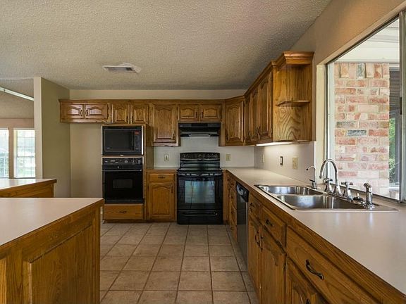 4th image of 1413 Cotillion Dr