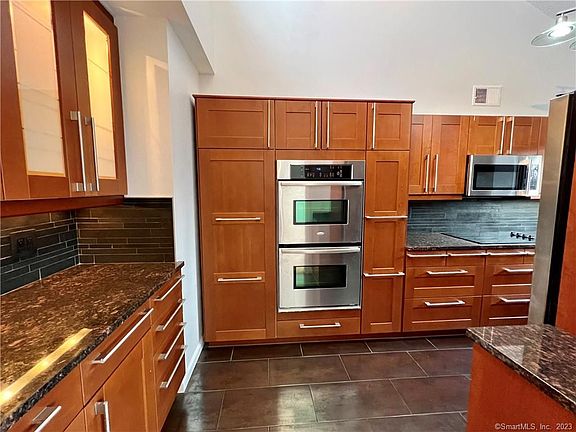 3rd image of 3 Rowayton Woods Dr #3