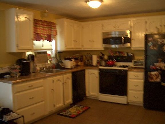 3rd image of 44 Burgundy Dr