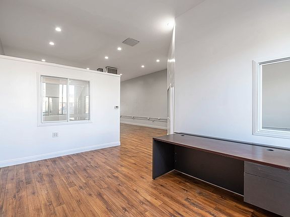 4th image of 1114 W Magnolia Blvd