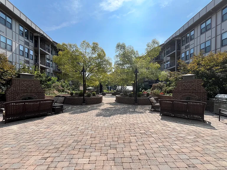 445 W Blount Ave #314 — Photo 25