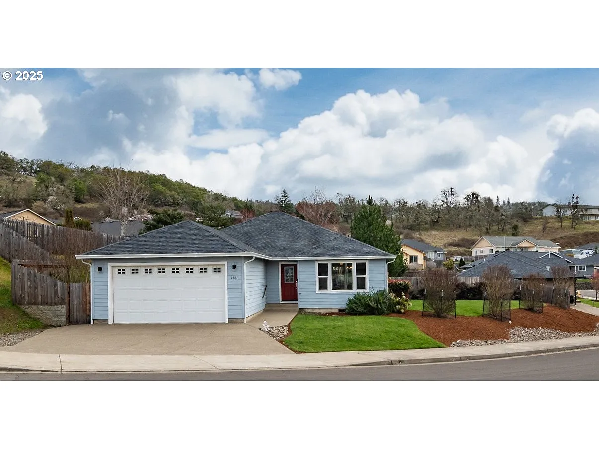 1887 NE Sunset Loop Dr photo 1
