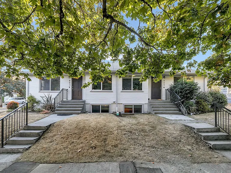 Amazing 4bed/2bath Duplex Close to Seattle University! — Photo 13