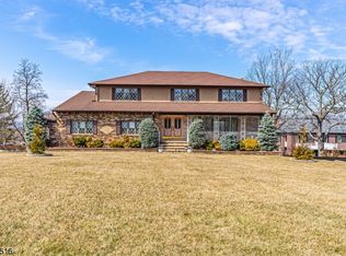 21 Lookout Point Trl, Totowa, NJ 07512