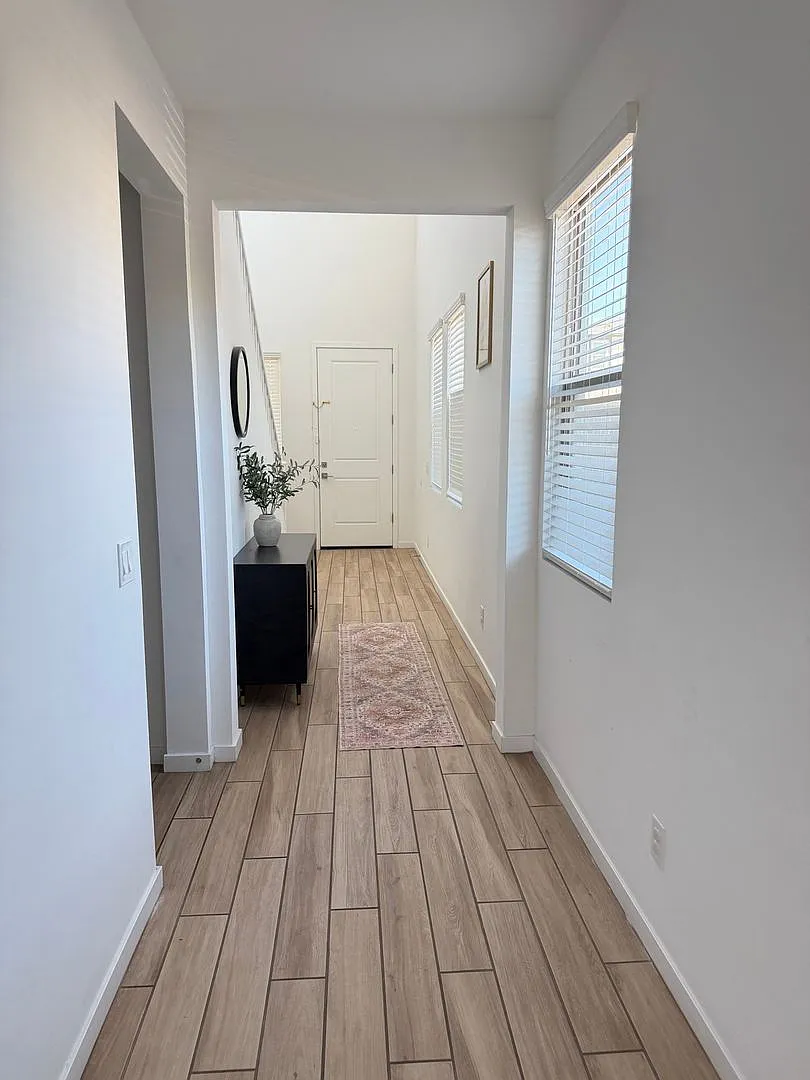 Spacious 4BR House in Glendale — Photo 4