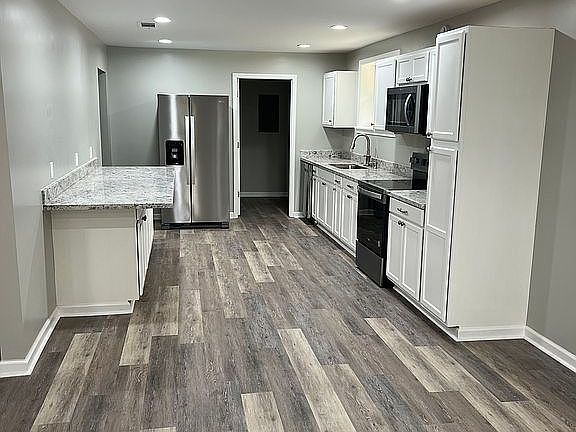 Spacious kitchen w/laundry r