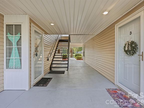 5th image of 2187 Clearwater Dr APT A