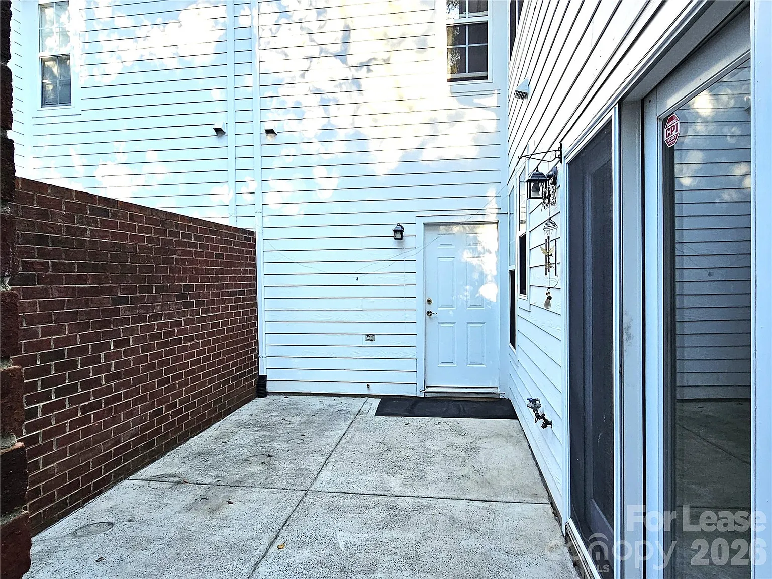 3 bed, 2.5 bath, 1924 sqft, $2,200 — Photo 3
