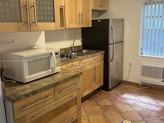 3rd image of 645 NE 77th St APT 8