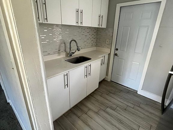 4th image of 2722 Poinsettia Ave
