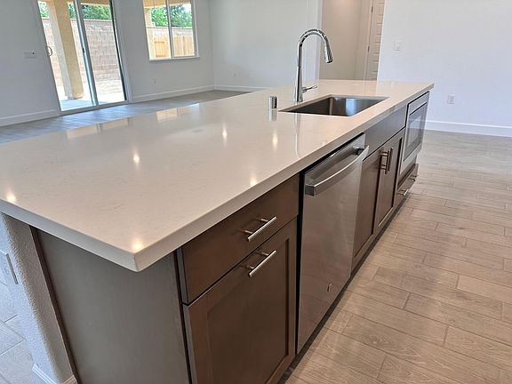 5th image of 102 Blakely Ct