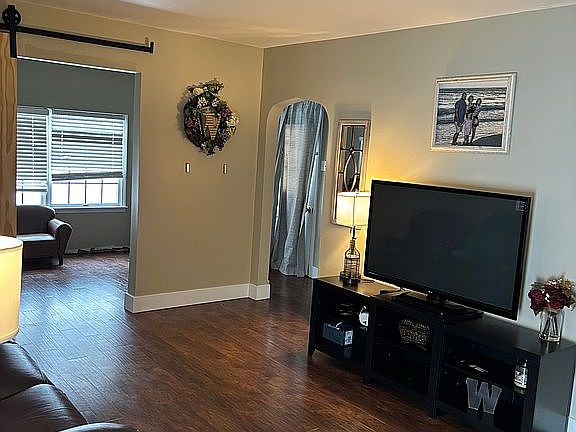 3rd image of 320 Churchill Ct