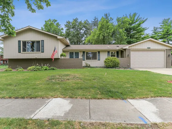 305 Floral Park Dr, Savoy, IL 61874