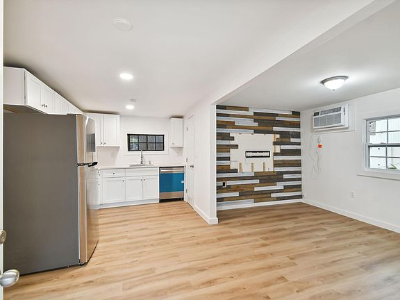 5th image of 215 S Howard Ave #1/2