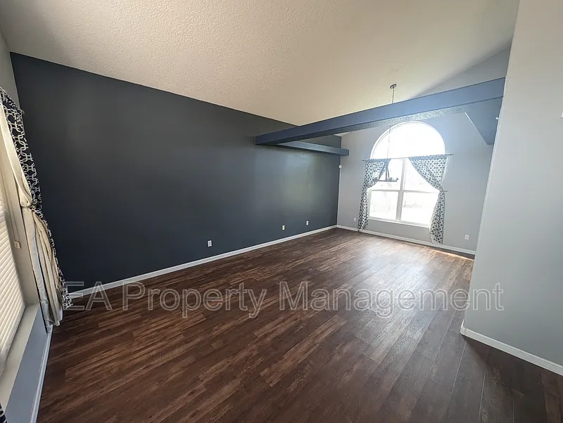 3 bed, 2.5 bath, 1825 sqft, $2,500 — Photo 2