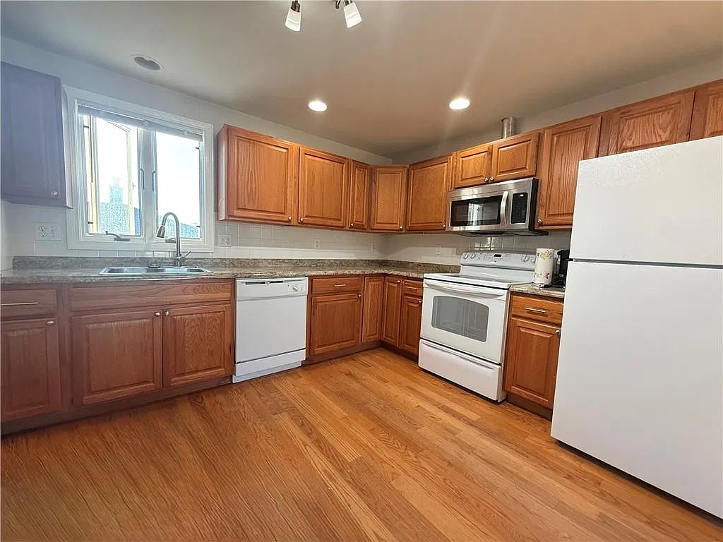 3 bed, 1.0 bath, 1170 sqft, $2,600 — Photo 4