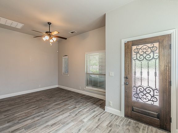 3rd image of 813 Andrews Ct