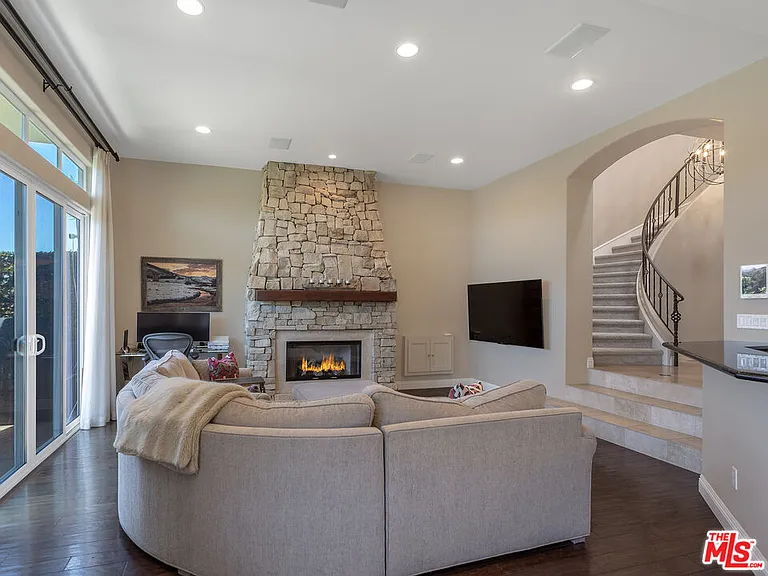 23949 De Ville Way — Photo 7