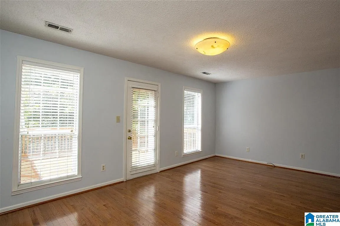 2 bed, 2.5 bath, 1320 sqft, $1,800 — Photo 2