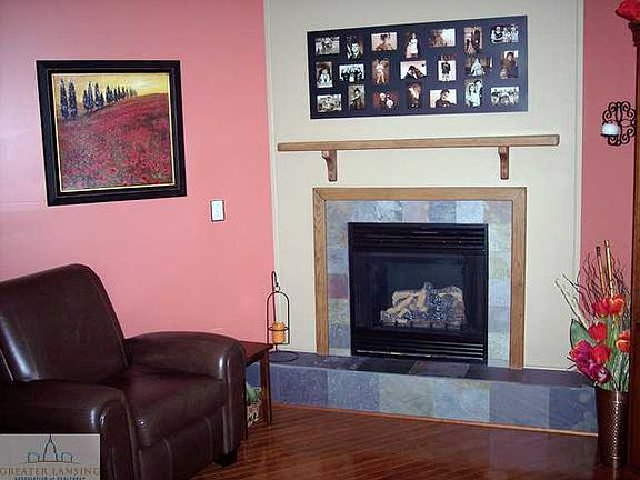 5th image of 702 E Amesbury Dr