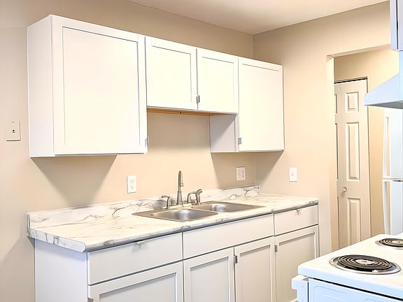 5th image of 1077 Van Dyke St #204