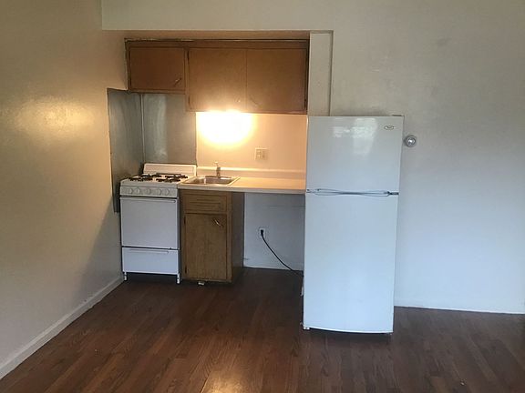 4th image of 2528 W Wells St #206
