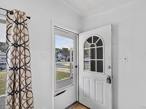 4th image of 24653 Eureka Ave