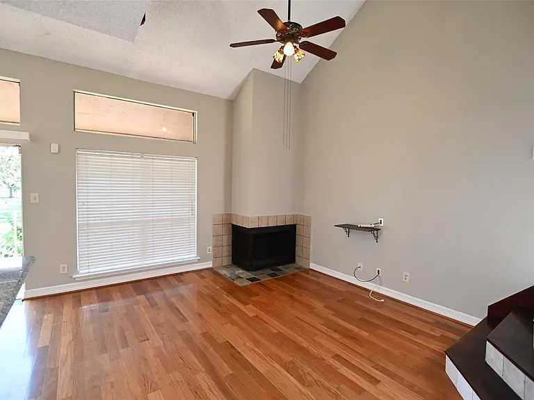 8455 Sands Point Dr — Photo 2