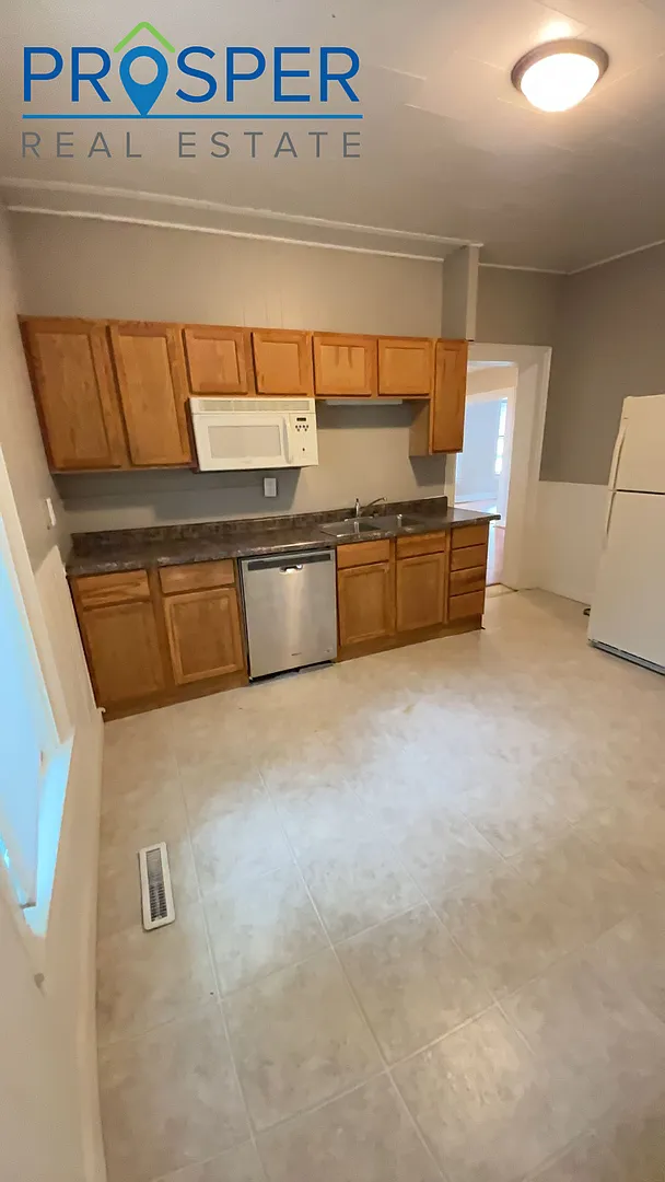5 Bedroom House with a Nice Big Yard - Available June 2027 — Photo 1