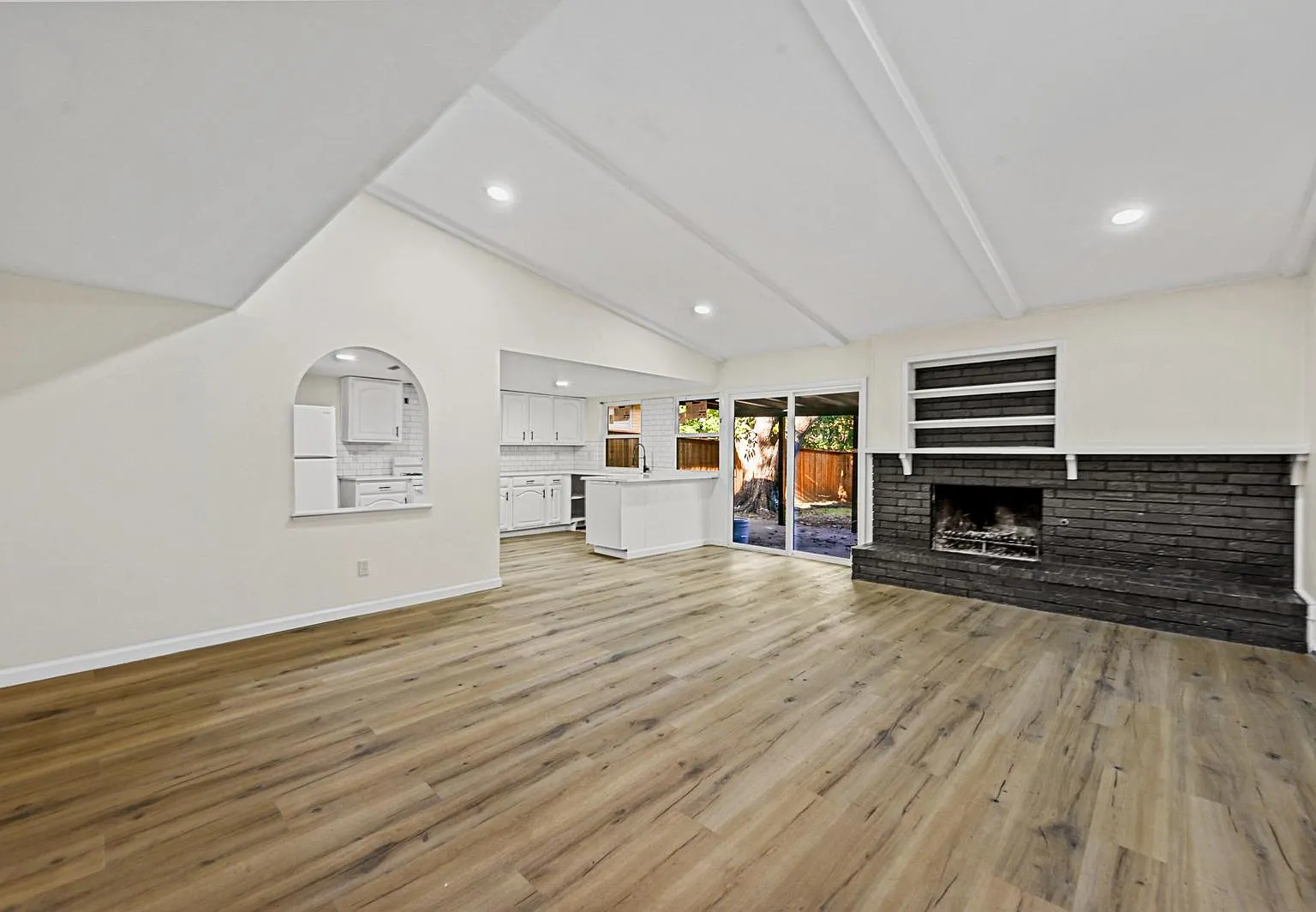 4 bed, 1911 sqft, $3,000 — Photo 2