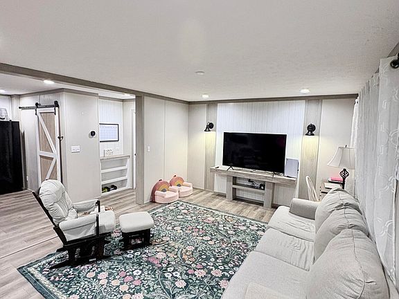 3rd image of 23 Evening Shade Ln