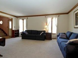 3825 Huntington Blvd, Hoffman Estates, IL 60192