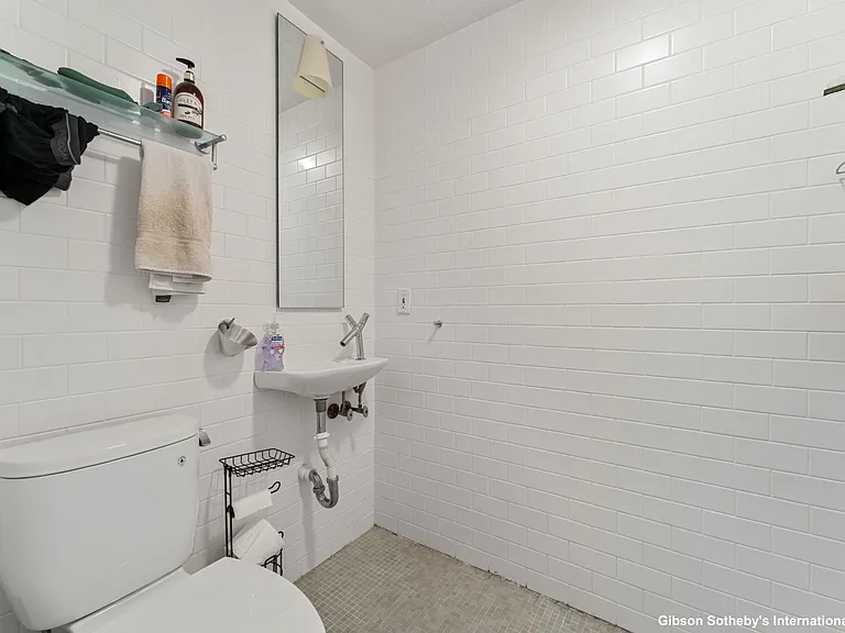 304 W 3rd St — Photo 10