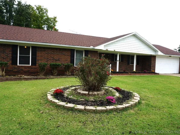 1803 Crestview Dr, Okmulgee, OK 74447