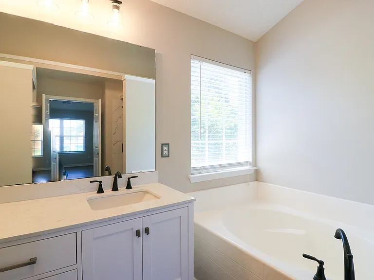 220 Loskin Ln — Photo 24