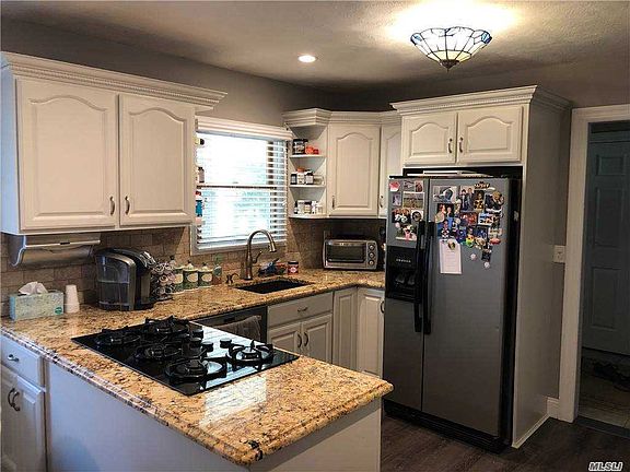 3rd image of 28 Stewart Cir N