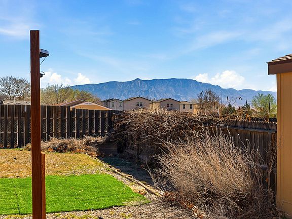 5th image of 732 Rebecca Loop NE