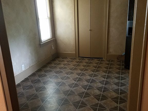 5th image of 512 2nd Ave NW