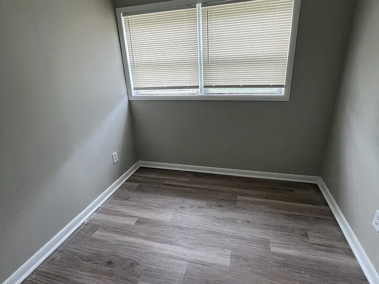504 Robinson St — Photo 8