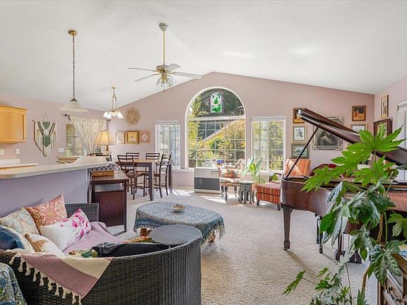 5th image of 515 Mountain View Dr