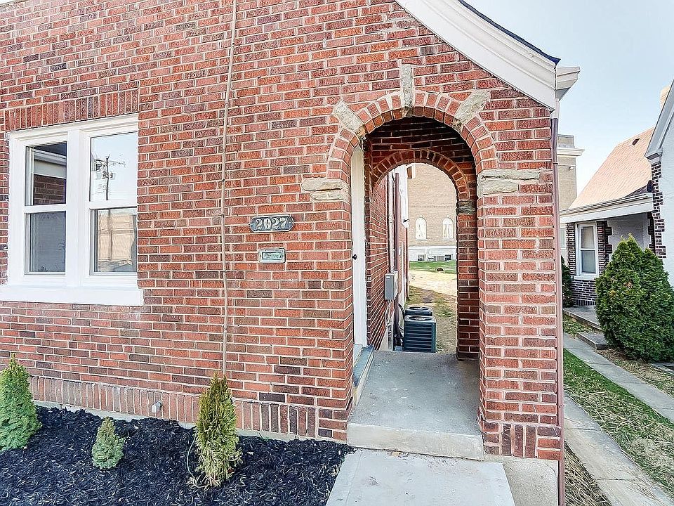 Private side patio entrance to 2nd floor apartment.