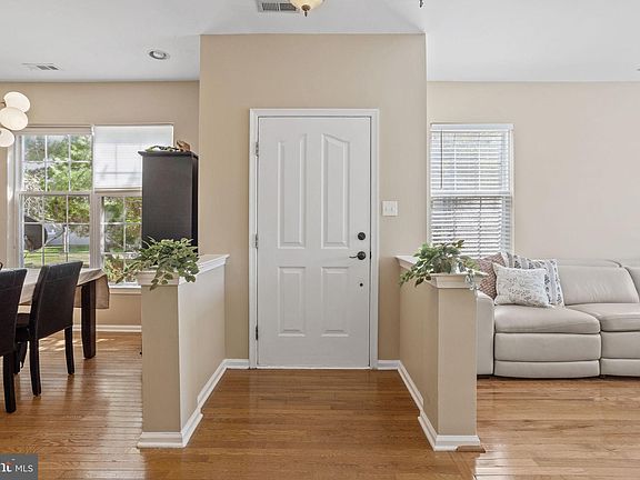 4th image of 1106 Dahlia Cir
