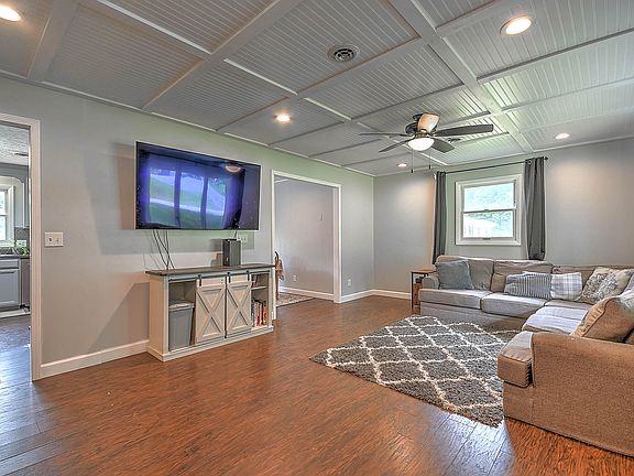 3rd image of 180 Claremont Cir