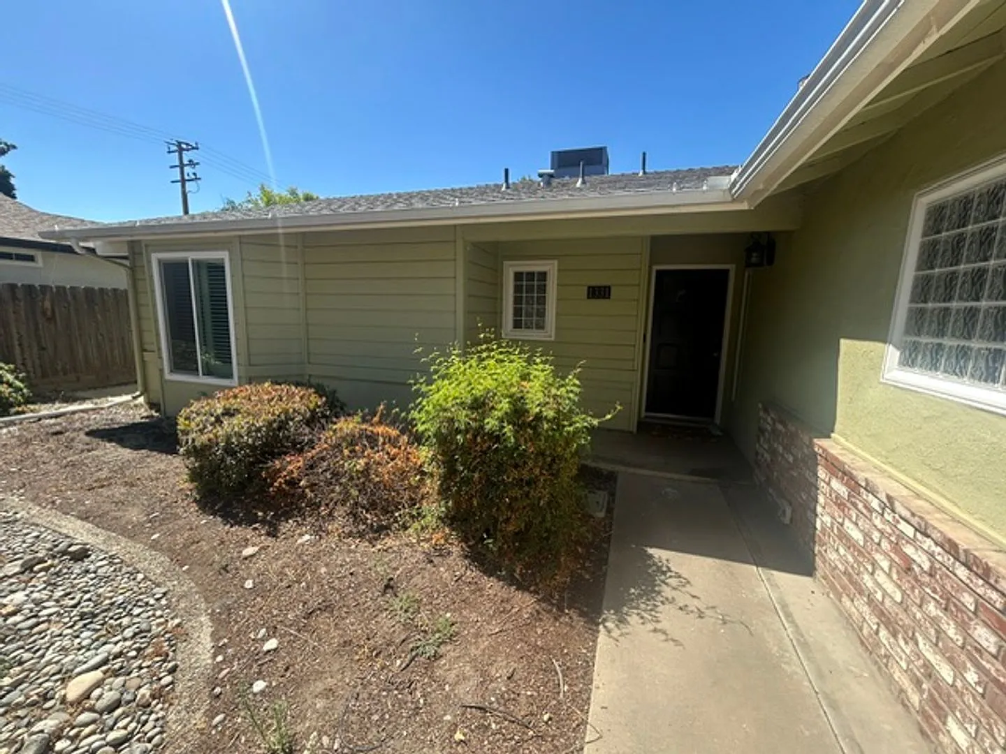 3 Bedroom 2 Bathroom Centrally Located Near Shopping and Restaurants! — Photo 1