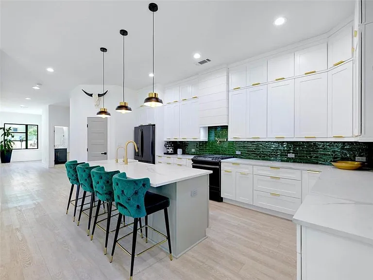379 Enota Pl SW — Photo 12